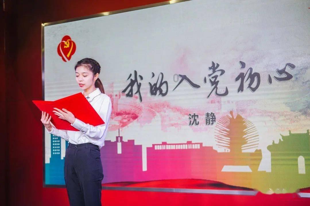 “白色短袖搭配深蓝色牛仔裤,既休闲又简约,这样子的一身穿搭你会喜欢吗?-你的专属有问必答平台”